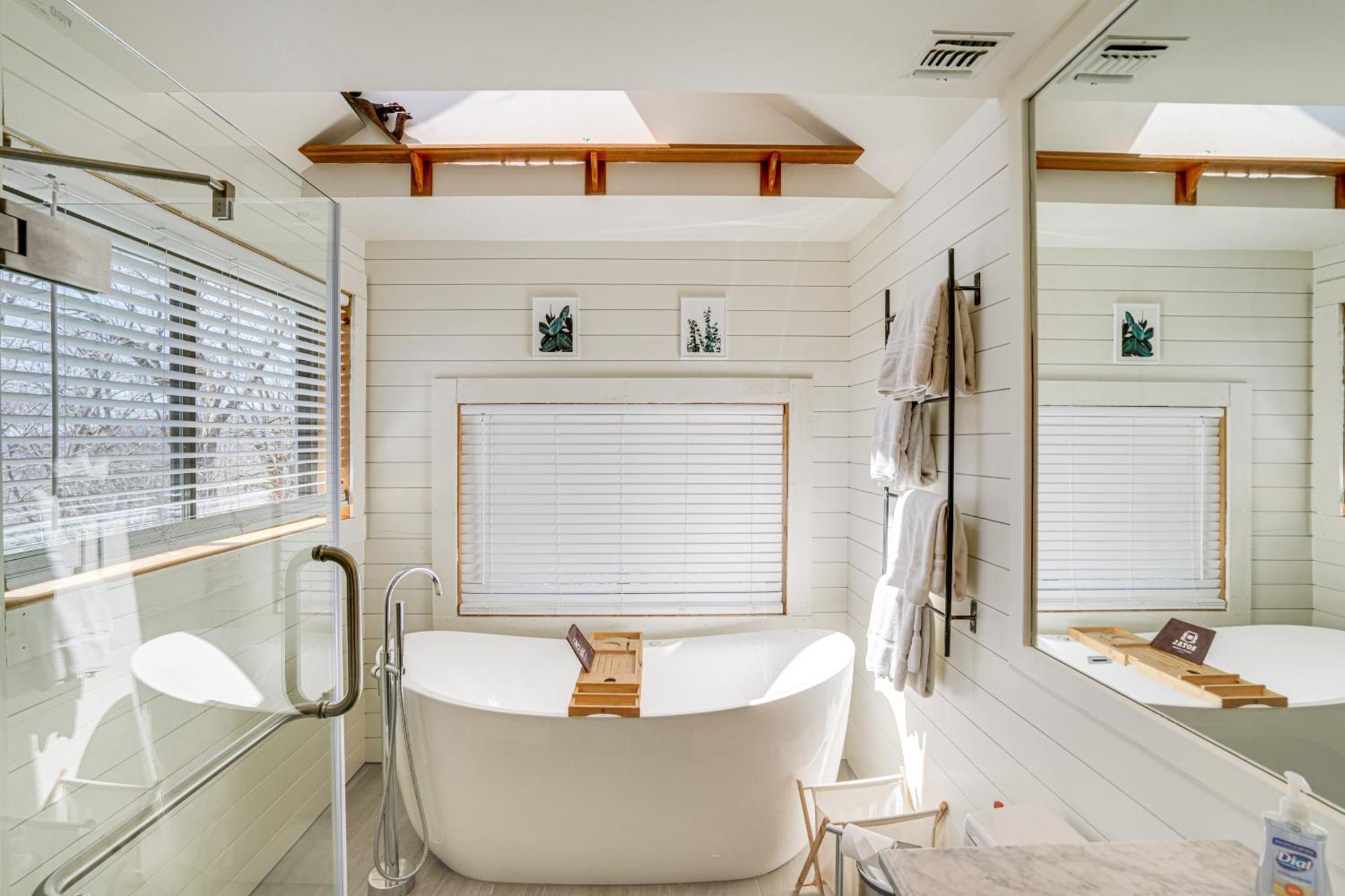 Wilmington Retreat With Deck, Lake Views And Game Room Ngoại thất bức ảnh