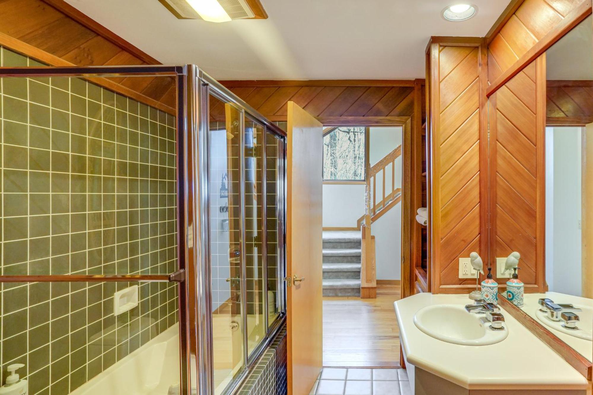 Wilmington Retreat With Deck, Lake Views And Game Room Ngoại thất bức ảnh